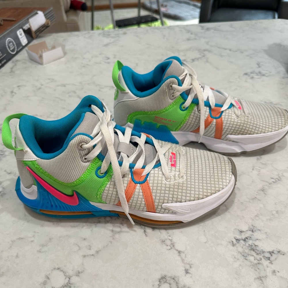 Nike Lebron Witness 7 Basketball Shoes Size - 8.0 Grey Fog/Hyper Pink